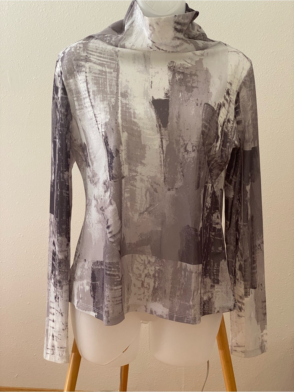 NWOT SDEER Abstract-Print Gray Long-Sleeve Turtleneck Top